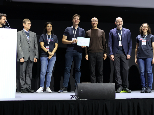 Jan Eric Lenssen (middle) receiving the 2024 ECVA PhD Award. Photo: ECVA