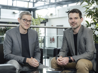 Prof. Dr. Bernt Schiele (links), Leiter des neuen Forschungsbereichs "Vision and Language Models" und neuer Co-Direktor am Saarbrücker Forschungszentrum für Visual Computing, Interaction and Artificial Intelligence (VIA) mit Prof. Dr. Christian Theobalt (rechts), Gründungsdirektor des VIA-Zentrums. Bild: Manuela Meyer