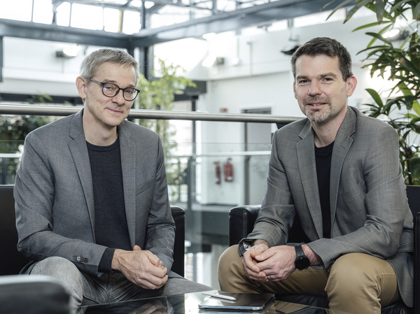 Prof. Dr. Bernt Schiele (links), Leiter des neuen Forschungesbereiches „Vision and Language Models“ und neuer Co-Direktor am Saarbrücken Research Center for Visual Computing, Interaction and Artificial Intelligence (VIA) mit Prof. Dr. Christian Theobalt (rechts), Gründungsdirektor des VIA-Zentrums. Foto: Manuela Meyer 