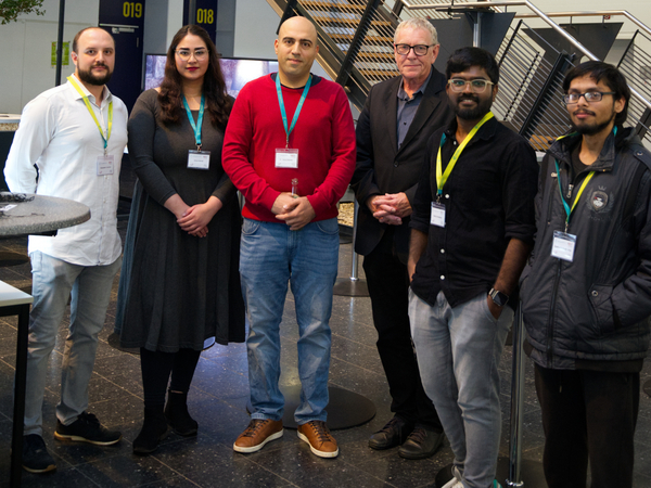 Sebastian Cucerca, Alina Ashraf, Vahid Babaei, Balaji Venkatesan und Siddhartha (von links nach rechts) vom Team „Oraclase“ zusammen mit Prof. Dr. Hans-Peter Seidel (3. von rechts), Direktor der Abteilung „Computer Graphics“ am MPI für Informatik. Foto: Oraclase